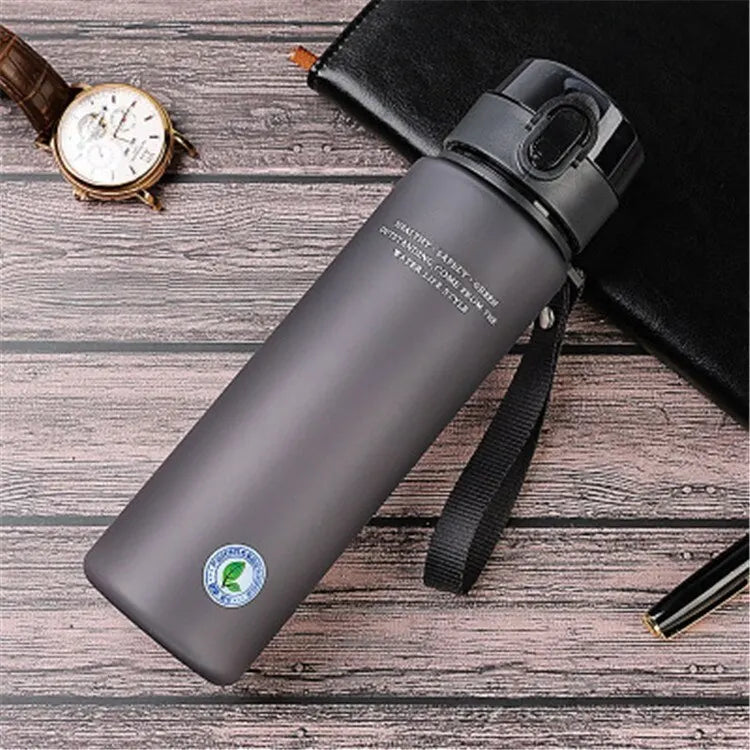 Garrafa de água esportiva de alta qualidade, livre de BPA e à prova de vazamentos, ideal para viagens, caminhadas e passeios. Perfeita para suas bebidas favoritas. Disponível em 400ml e 560ml.