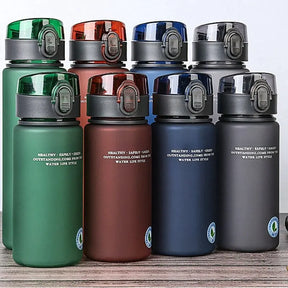 Garrafa de água esportiva de alta qualidade, livre de BPA e à prova de vazamentos, ideal para viagens, caminhadas e passeios. Perfeita para suas bebidas favoritas. Disponível em 400ml e 560ml.