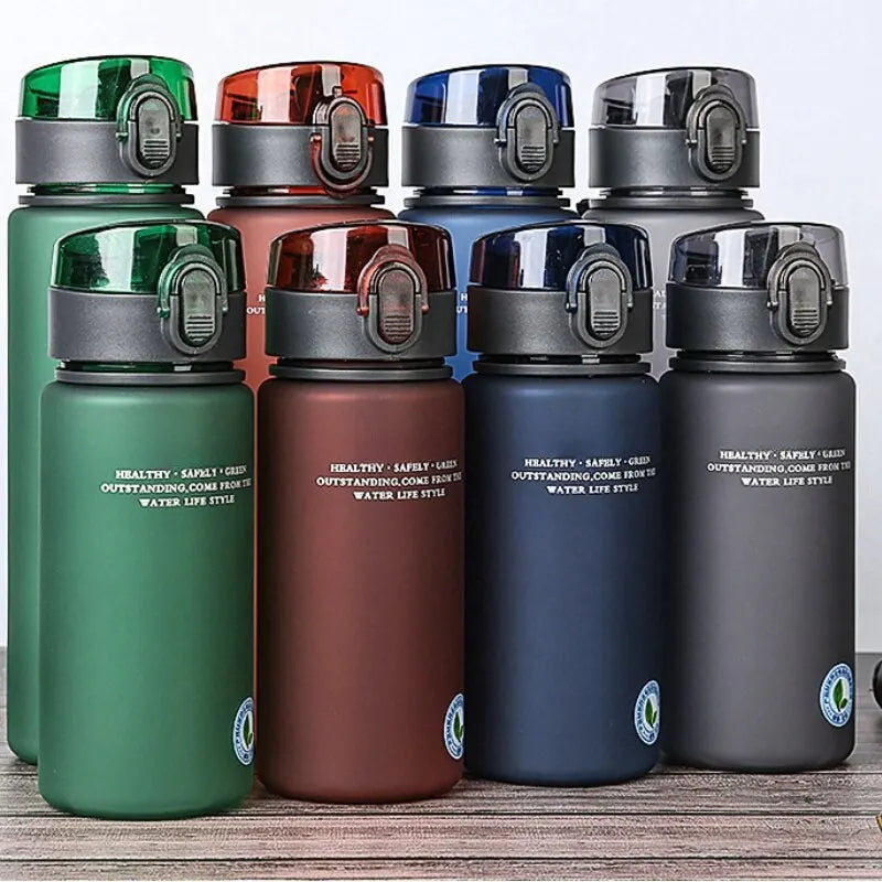 Garrafa de água esportiva de alta qualidade, livre de BPA e à prova de vazamentos, ideal para viagens, caminhadas e passeios. Perfeita para suas bebidas favoritas. Disponível em 400ml e 560ml.