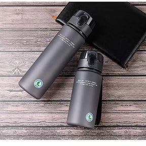 Garrafa de água esportiva de alta qualidade, livre de BPA e à prova de vazamentos, ideal para viagens, caminhadas e passeios. Perfeita para suas bebidas favoritas. Disponível em 400ml e 560ml.