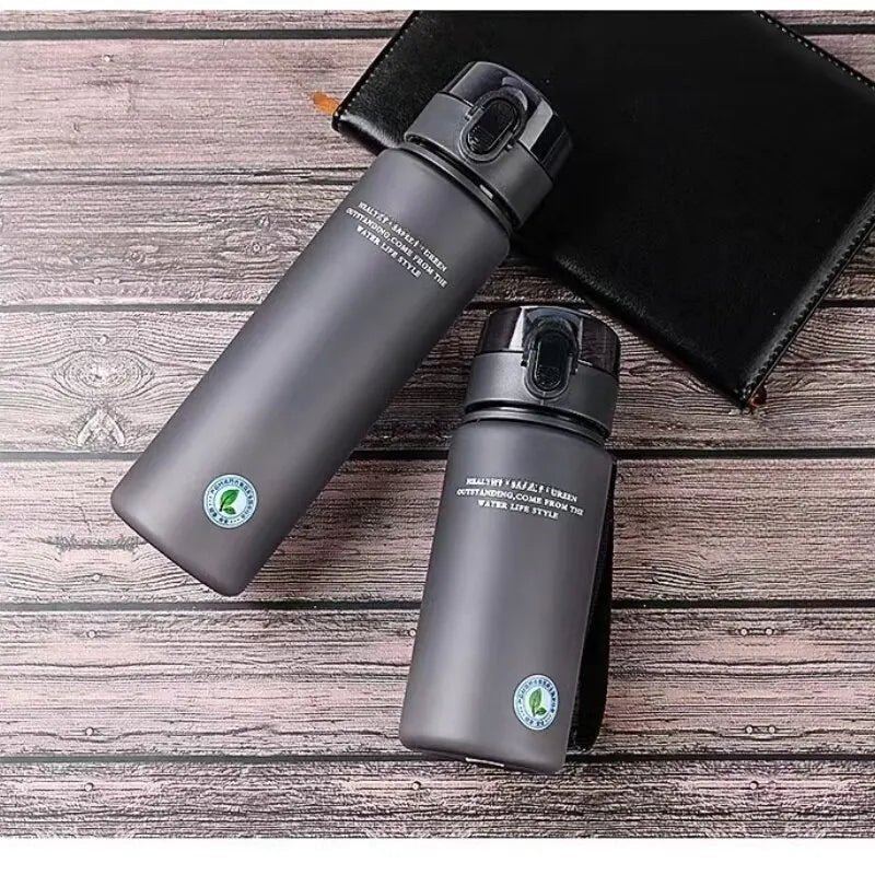 Garrafa de água esportiva de alta qualidade, livre de BPA e à prova de vazamentos, ideal para viagens, caminhadas e passeios. Perfeita para suas bebidas favoritas. Disponível em 400ml e 560ml.