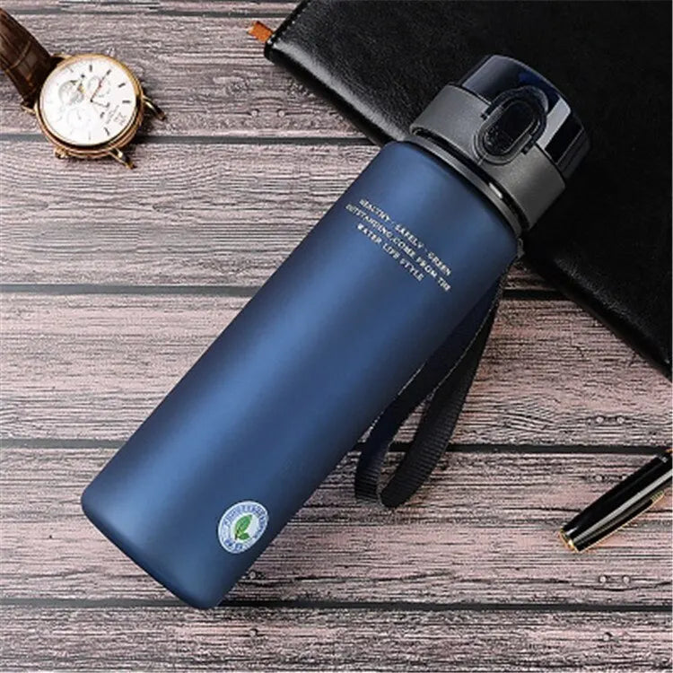 Garrafa de água esportiva de alta qualidade, livre de BPA e à prova de vazamentos, ideal para viagens, caminhadas e passeios. Perfeita para suas bebidas favoritas. Disponível em 400ml e 560ml.