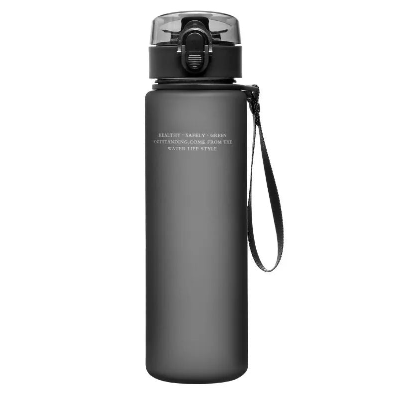 Garrafa de água esportiva de alta qualidade, livre de BPA e à prova de vazamentos, ideal para viagens, caminhadas e passeios. Perfeita para suas bebidas favoritas. Disponível em 400ml e 560ml.