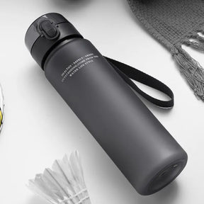 Garrafa de água esportiva de alta qualidade, livre de BPA e à prova de vazamentos, ideal para viagens, caminhadas e passeios. Perfeita para suas bebidas favoritas. Disponível em 400ml e 560ml.