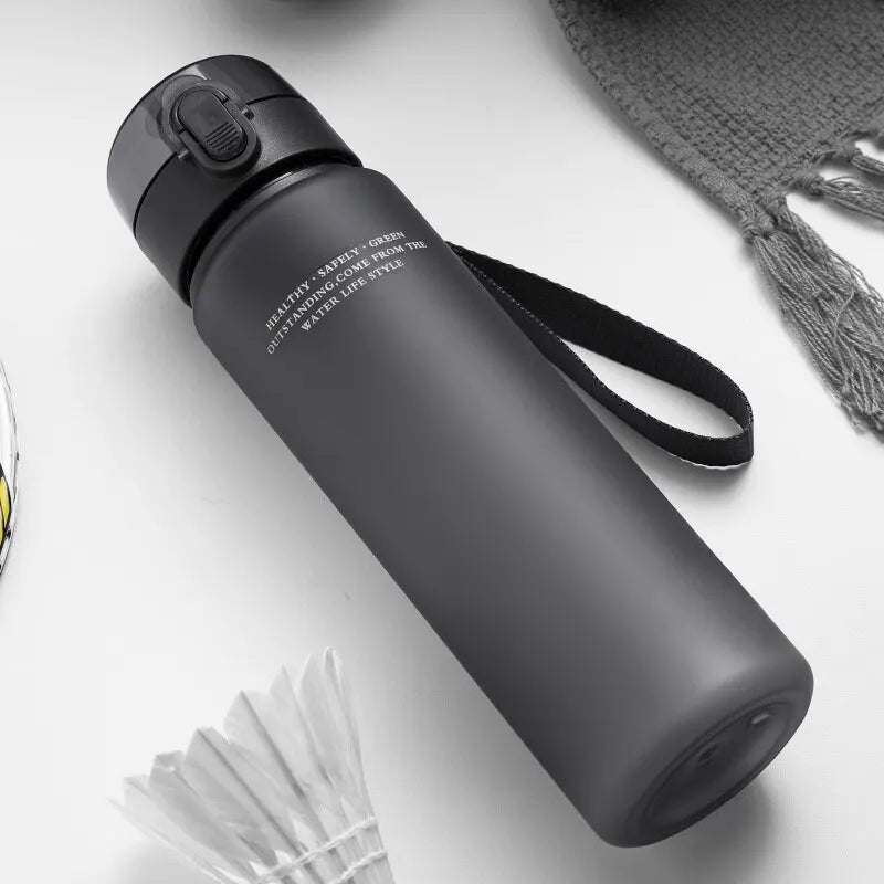 Garrafa de água esportiva de alta qualidade, livre de BPA e à prova de vazamentos, ideal para viagens, caminhadas e passeios. Perfeita para suas bebidas favoritas. Disponível em 400ml e 560ml.