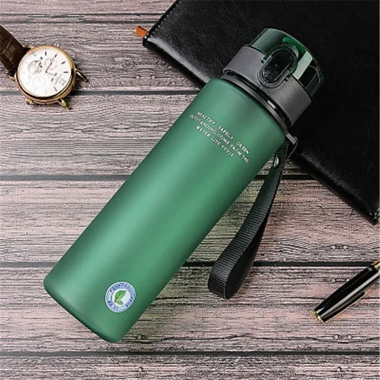 Garrafa de água esportiva de alta qualidade, livre de BPA e à prova de vazamentos, ideal para viagens, caminhadas e passeios. Perfeita para suas bebidas favoritas. Disponível em 400ml e 560ml.