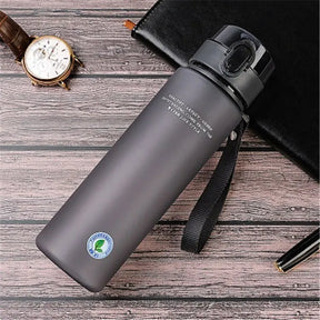Garrafa de água esportiva de alta qualidade, livre de BPA e à prova de vazamentos, ideal para viagens, caminhadas e passeios. Perfeita para suas bebidas favoritas. Disponível em 400ml e 560ml.