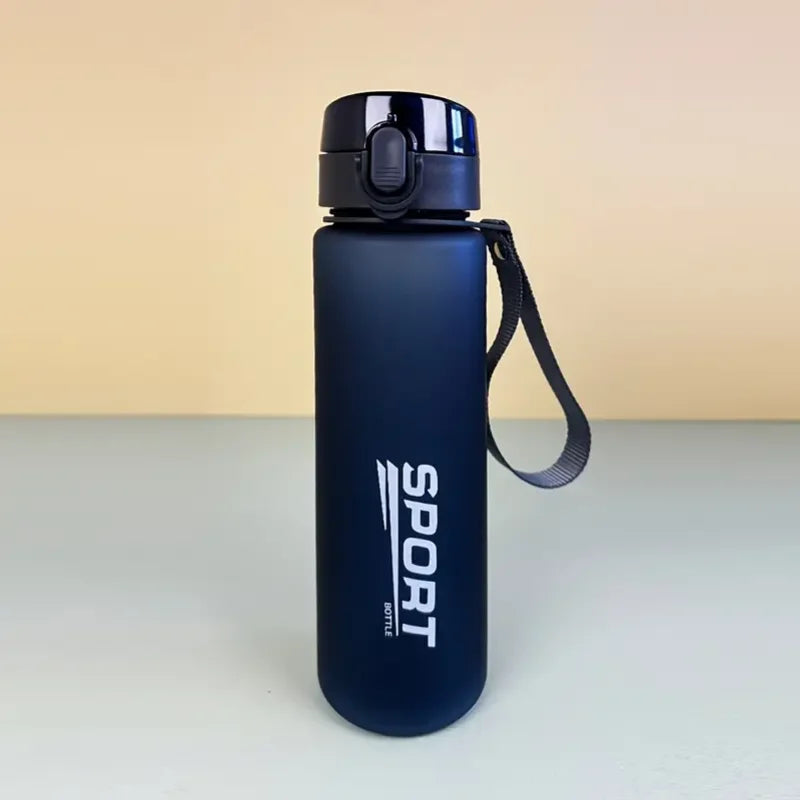 Garrafa de água esportiva de alta qualidade, livre de BPA e à prova de vazamentos, ideal para viagens, caminhadas e passeios. Perfeita para suas bebidas favoritas. Disponível em 400ml e 560ml.